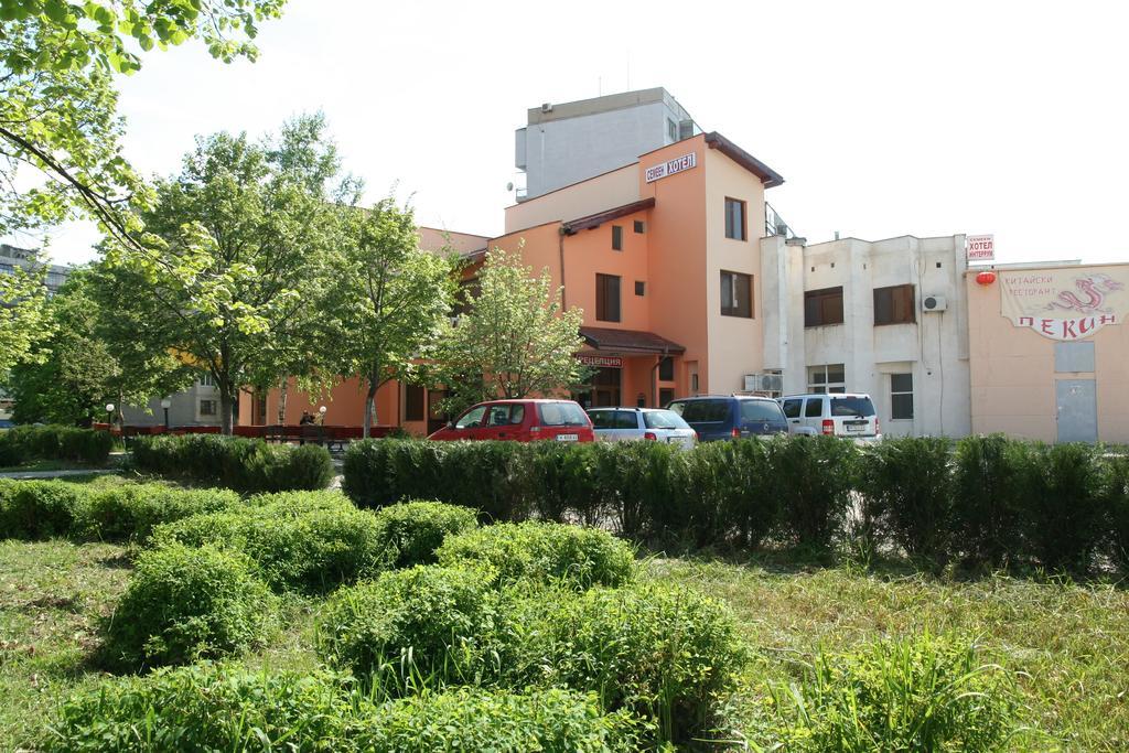 Interrum Hotel Razgrad Exteriör bild