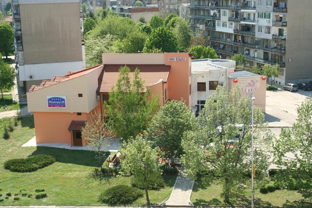 Interrum Hotel Razgrad Exteriör bild