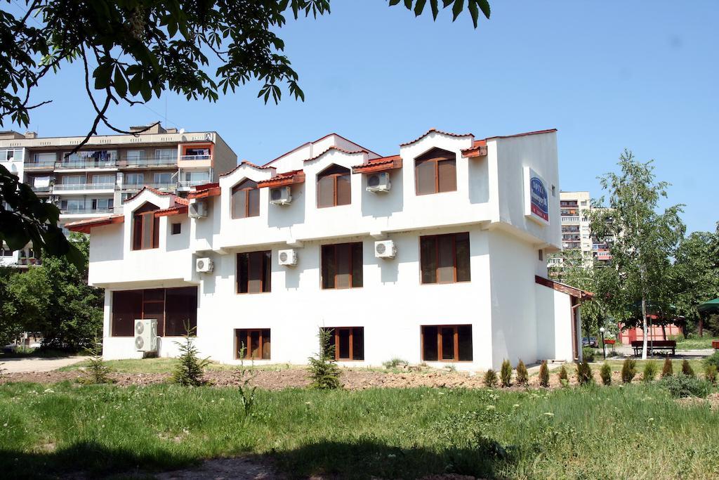 Interrum Hotel Razgrad Exteriör bild